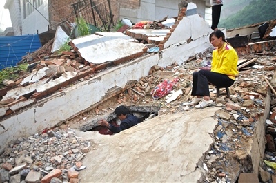 震后，灾民想进入房屋坍塌的废墟并不容易。 新京报记者周岗峰摄