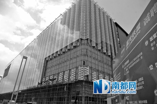 古镇星光联盟大型灯饰广场现处于装修阶段，计划今年10月开门营业。