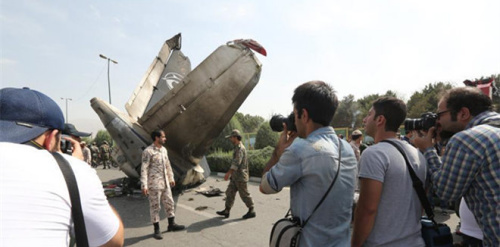 一架客机起飞后在伊朗首都德黑兰梅赫拉巴德机场附近坠毁。