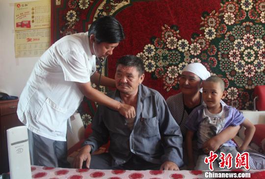 新疆尉犁县汉族医生免费为维吾尔族同胞看病|