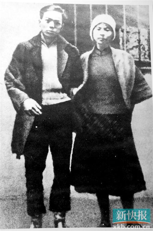 ■陈铁军、周文雍在铁窗前照的唯一一张合照、结婚照。