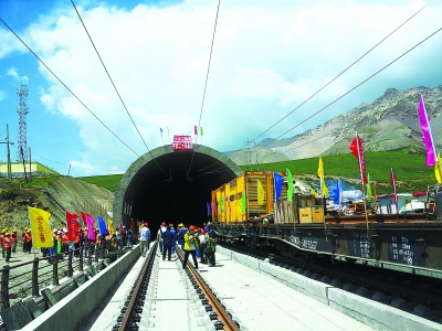 西北高原大动脉 来自兰新铁路客运专线建设现