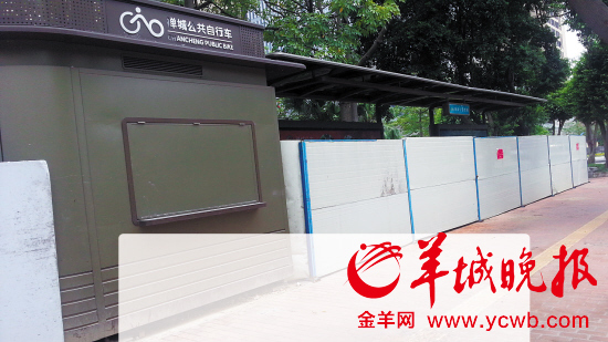 季华园西门站，一年多来均被隔离板围蔽