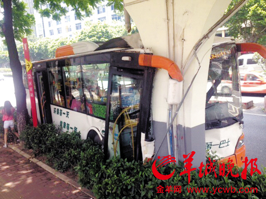 56路车撞桥现场 羊城晚报记者 张林 摄