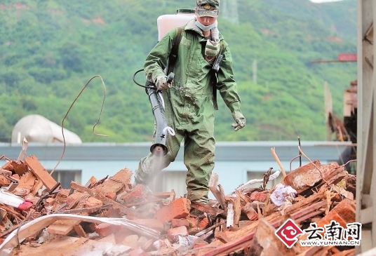 鲁甸县龙头山镇临时帐篷区域消毒 特派记者 黄兴能 摄