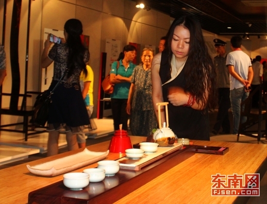 观众参观创意设计展览