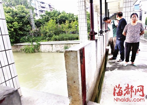 桥面与水闸间的大缝，宽30厘米，一旁还有个大缺口