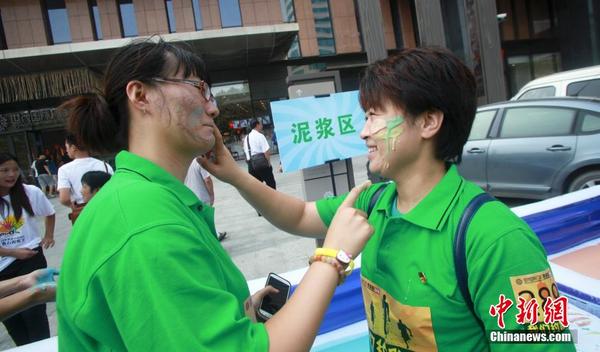 济南市民脸涂木鱼石泥浆约跑健康|健身|木鱼