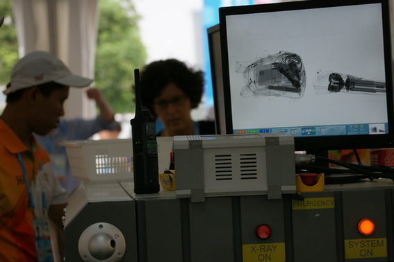 图为南京奥体中心北门人员安检仪器屏幕 丁国锋摄