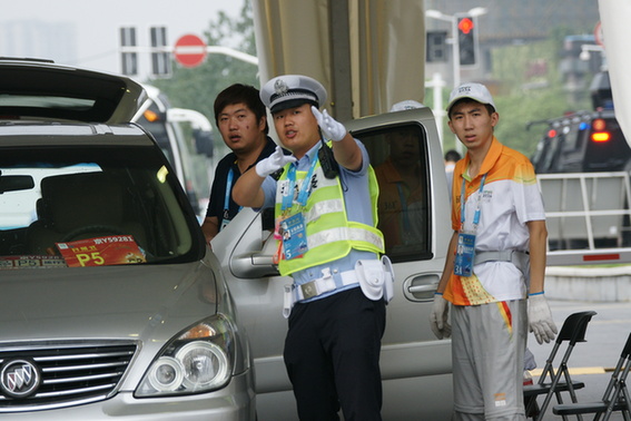 图为南京奥体中心北门进入车辆安检 丁国锋摄