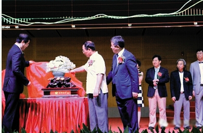 8月8日，久未公开露面的张铁生代表禾丰向上交所赠送礼物。图片来源：禾丰牧业网站