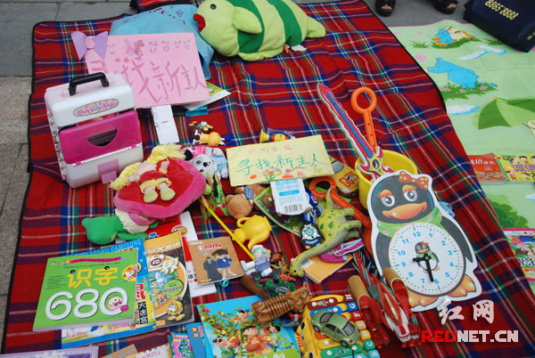 (小朋友展示的义卖玩具.