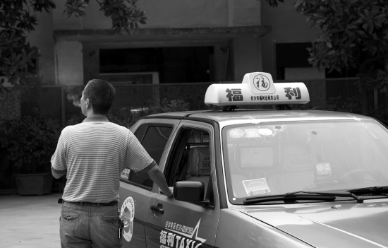 长沙的哥遇抢劫及时跳车 劫匪被众人制伏|男子