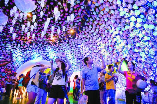 游客在青岛世园会主题馆内参观|游客|旅游