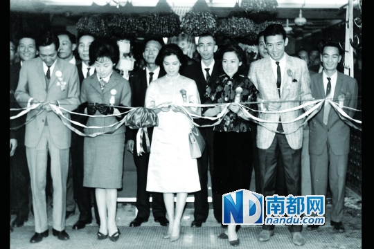 50年代香港荣华在元朗开业时当年邀得影视红星剪彩(右二为修哥,胡枫)。