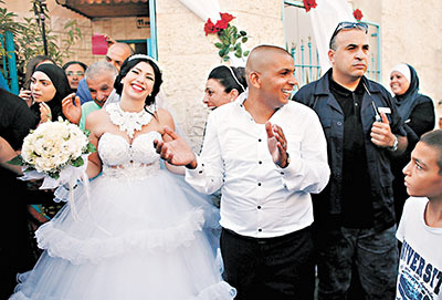 巴勒斯坦新郎曼苏尔和以色列新娘马尔卡在婚礼前与亲友庆祝