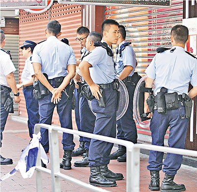 大批持盾牌警员封锁大厦，准备登楼缉凶。来源：香港《文汇报》