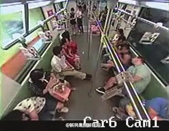 上海地铁：老外晕倒车厢无人相助并不属实