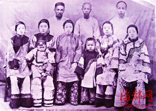 黄展云家族在一八九五年的合影。前排左起第二人是刘步蟾养女林静瑜,她怀中抱着的,是黄以雍的哥哥,后排中间的年轻男子则是黄展云