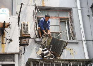 顺河南街:悬挂的空调外机被成功拆除  晨报记者 刘冰 摄