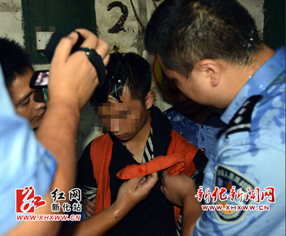 犯罪嫌疑人吴某帆被新化公安刑拘（谢玖隆 摄）