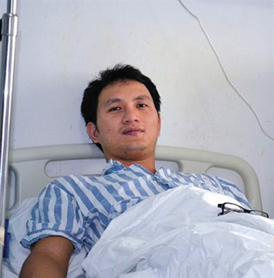 三亚市人民医院外科医生王锡雄抢救病人时遭暴打掐脖边挨打边救人