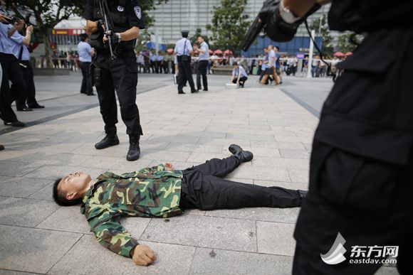 图为在演习中被制服的&ldquo;暴恐分子&rdquo;