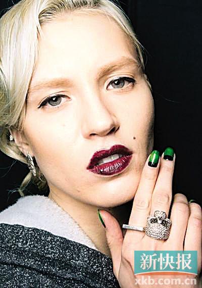 ▲Zang Toi:Zang Toi的这一款深绿、浅绿和黑色进阶的美甲图案,让女人瞬间化身为性感尤物。