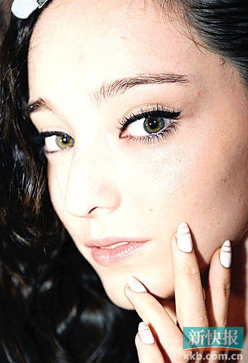 ▲Kye:白色、裸色是很经典的美甲色,所有人都可以用,Kye用这两个颜色做出条纹效果,是绝对的百搭款。