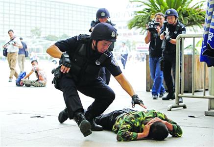 “暴恐分子”被特警制服