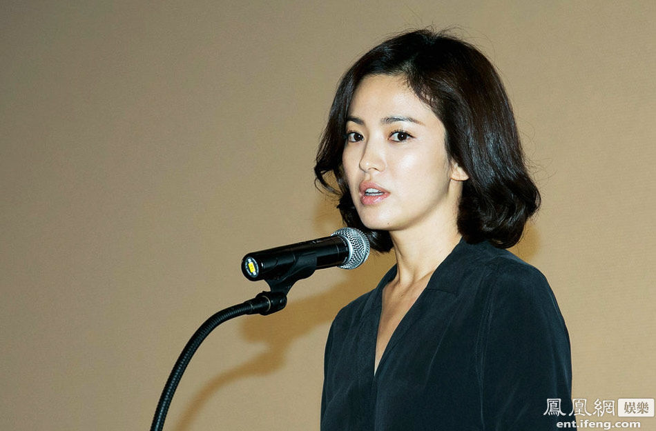 宋慧乔逃税风波后首露面 穿黑衣鞠躬道歉[高清