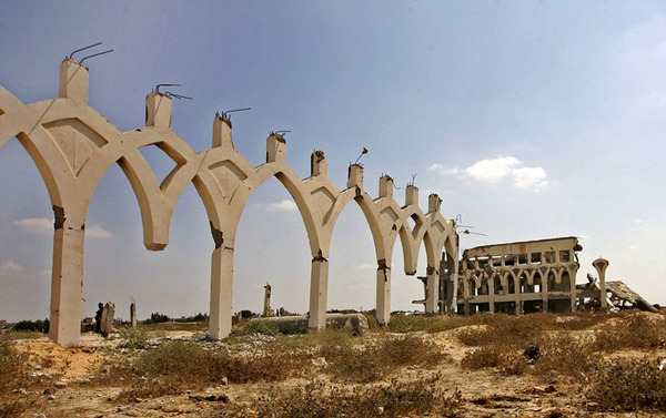 由于多年的战争，加沙机场几乎成为沙漠中的废墟。