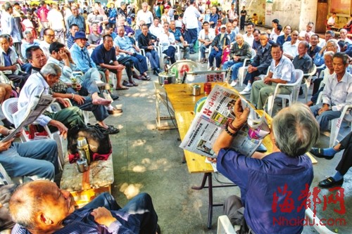 读报人神采飞扬，听众们聚精会神