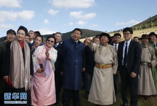 　　8月22日，国家主席习近平在蒙古国总统额勒贝格道尔吉陪同下前往乌兰巴托市郊观看那达慕。这是习近平和夫人彭丽媛同额勒贝格道尔吉夫妇观看表演。鞠鹏 摄 图片来源：新华网