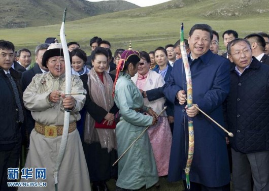　　8月22日，国家主席习近平在蒙古国总统额勒贝格道尔吉陪同下前往乌兰巴托市郊观看那达慕。这是习近平与额勒贝格道尔吉一起弯弓搭箭。黄敬文 摄 图片来源：新华网