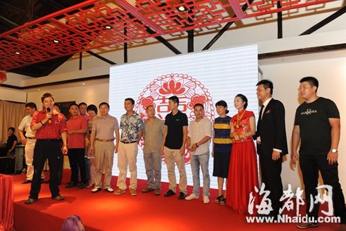 婚礼现场招募志愿者,宾客踊跃加入(右二为新郎朱昊)
