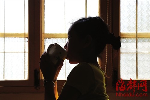 小梅每天都要喝四大杯玉米淀粉糊