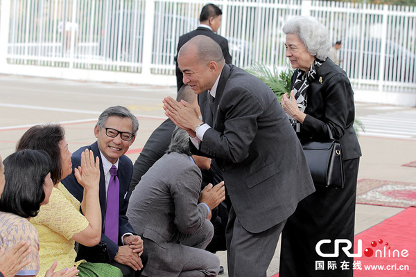 中国驻柬大使为柬太后和国王赴北京体检送行(