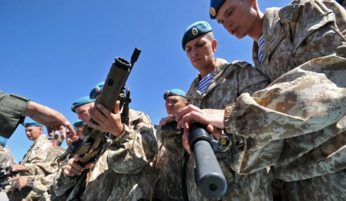 俄参演官兵在和平使命军演中用高精度炮弹击中