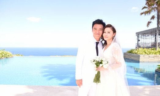 钟镇涛范姜婚礼照。