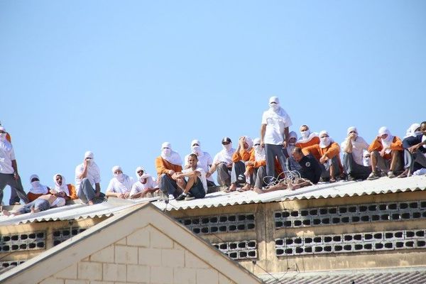 巴西监狱暴乱:2名囚被犯斩首2名狱警遭劫持