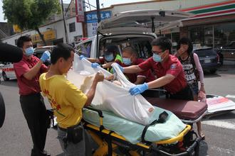 妇人被蛇咬后送医 不料救护车出车祸又遇劫