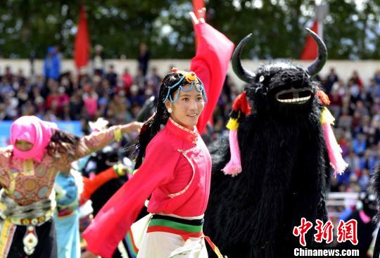 8月26日,西藏日喀则珠峰文化旅游节上开幕式上的精彩演出 李林 摄