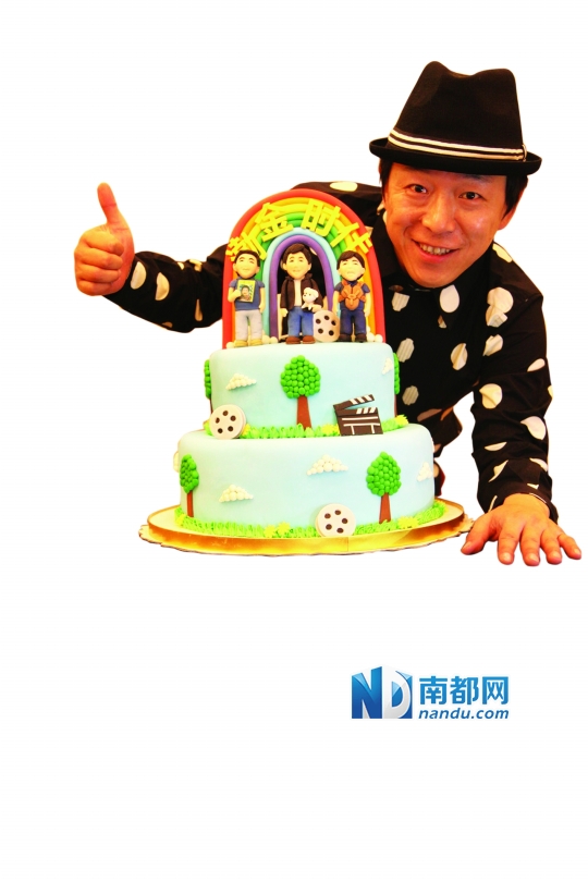 8月26日，黄渤迎来生日。粉丝特制了一个生日蛋糕，三部新片《心花路放》、《亲爱的》、《痞子英雄》的人偶立在蛋糕之上。（朱燕霞）