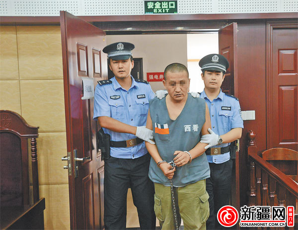 图为8月27日，捅伤社区干部向宏志的孙某被押进法庭受审。