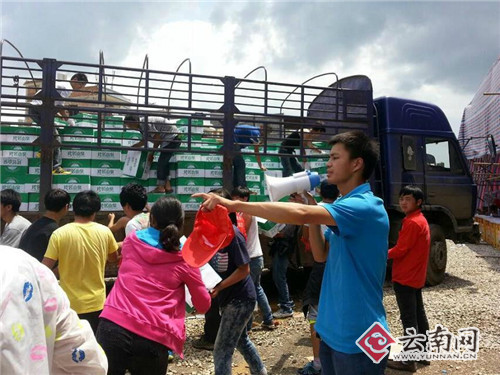 云南彝良村官陈仕富在鲁甸灾区谱写青春赞歌