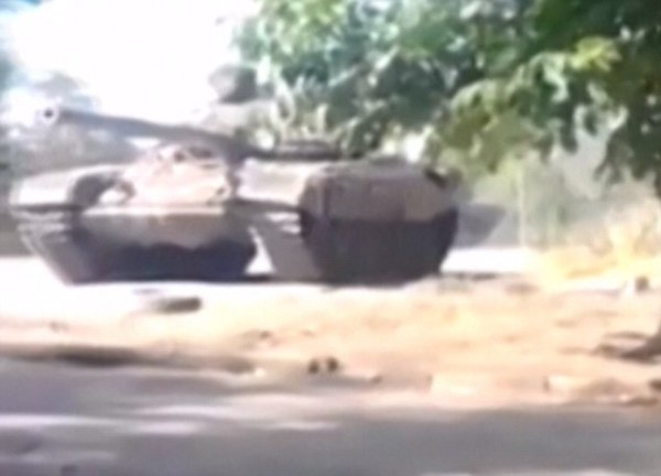 一段疑似俄罗斯武装力量在乌克兰境内作战的录像也同时对外公布，此为录像截图。（图片来源：英国媒体）