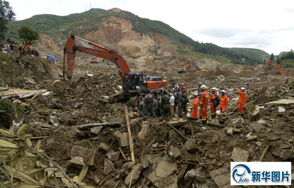 2014年8月29日，贵州黔南州的福泉英坪村是发生山体滑坡，事故救援现场。