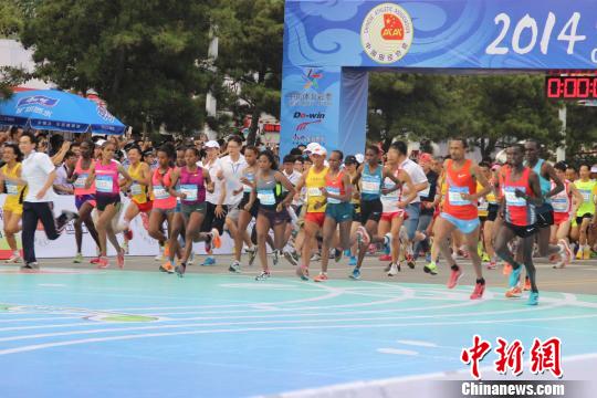 肯尼亚选手分获秦皇岛国际马拉松赛男子冠军|