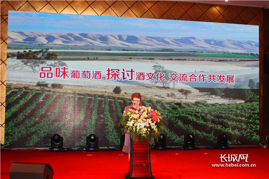 洛琳女士在葡萄酒节开幕式上致辞   武佩剑 摄